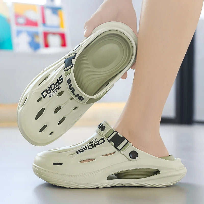 A Pair of Men's New Clogs, Summer New Wear-Resistant Non-Slip Sports Beach Shoes for Outer Wear, Driving Soft Soles, Comfortable Men's Shoes